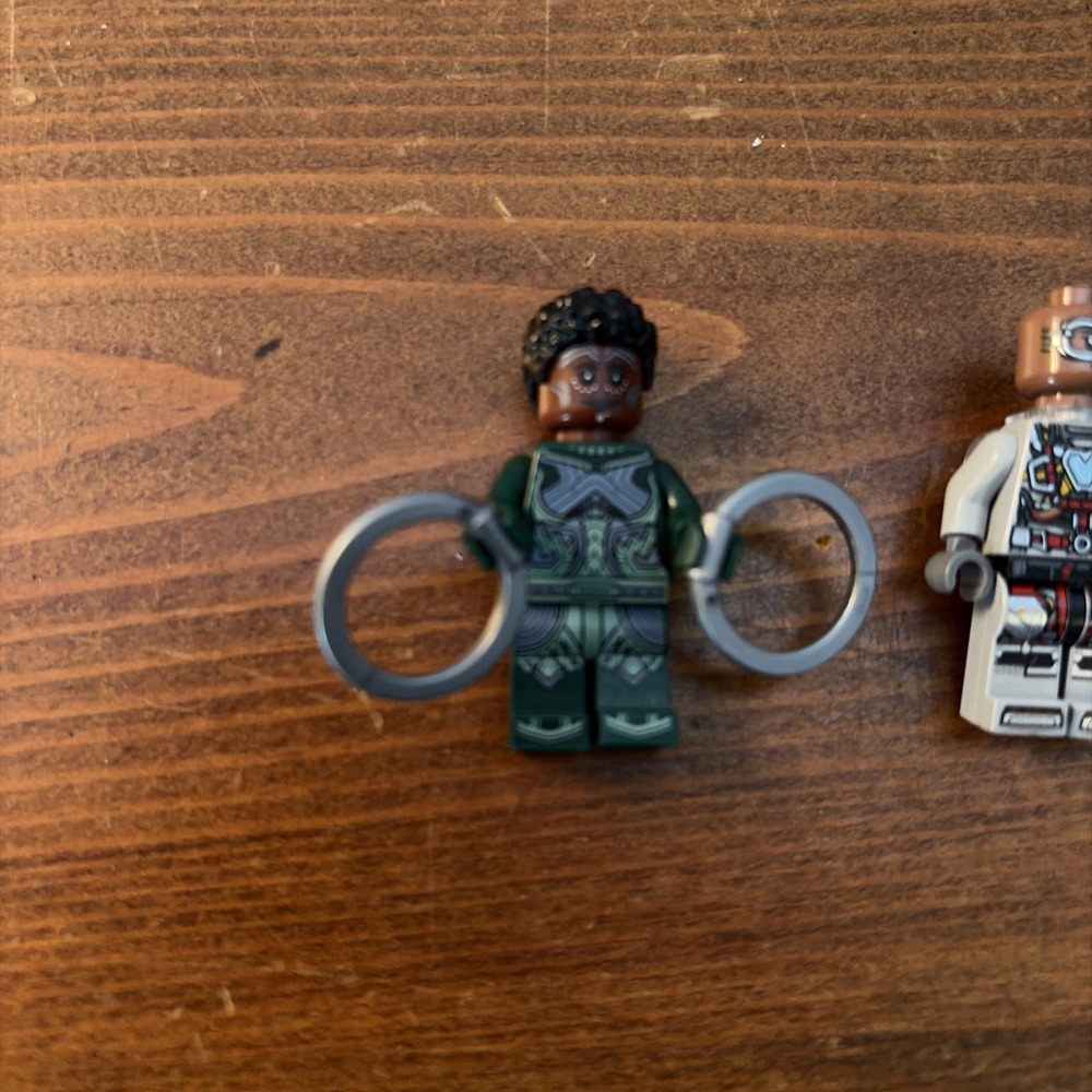LEGO - Nakia minifigure dark green suit & Lady Iron heart‎ - Picture 2 of 5